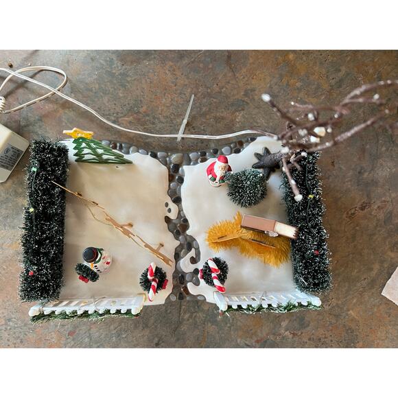 Department 56 Village Accessories Festive Front Yard #56.52506 w/box lights up - Picture 4 of 6